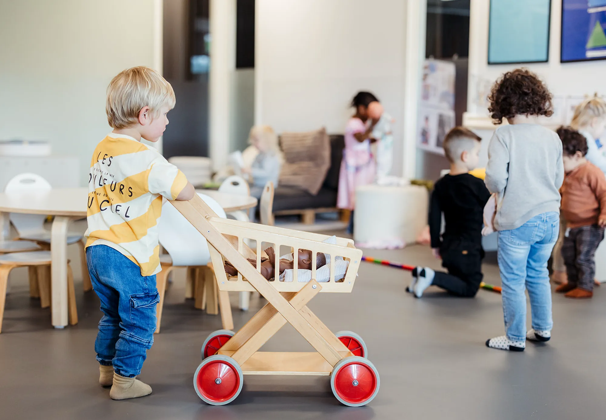 Spelende kinderen op een kinderdagverblijf